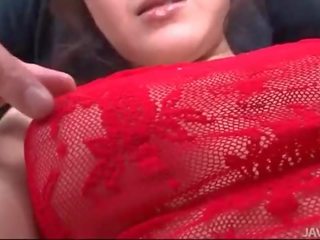 Rui natsukawa en rouge lingerie utilisé par trois garçons