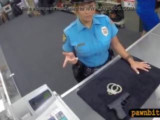 Polícia dôstojník pawns ju pička n fucked