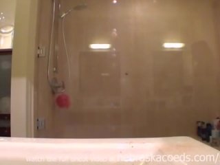 Amatőr főiskolás tini filming magát maszturálás zuhanyzás borotválás