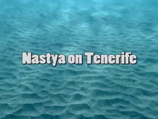 بديع nastya سباحة عري في ال بحر