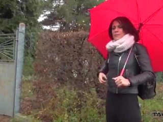 ฝน ช่วย โน้มน้าวใจ ผู้บริสุทธิ์ คนฝรั่งเศส sexbomb มา ไปยัง รถตู้ และ เพศสัมพันธ์