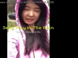 Aziatike adoleshent publikisht reveals veten në the rain&excl;