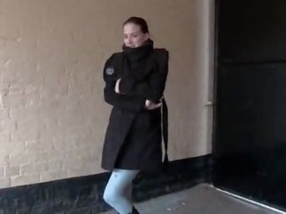 Glorious à trot copine pisses en leggings et vidéos son seins en publique