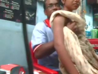 Индийски деси мадама прецака от съсед чичо вътре магазин