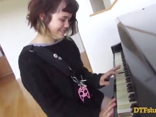 Yhivi klipp av piano skills followed av grov x topplista filma och sperma över henne ansikte! - featuring: yhivi / james deen
